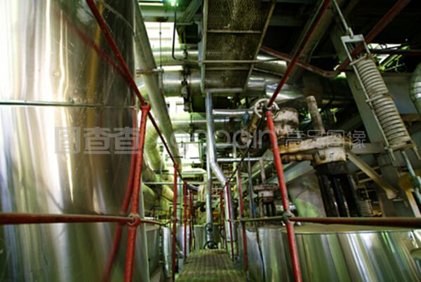 现代工业内部发现的设备、电缆和管道